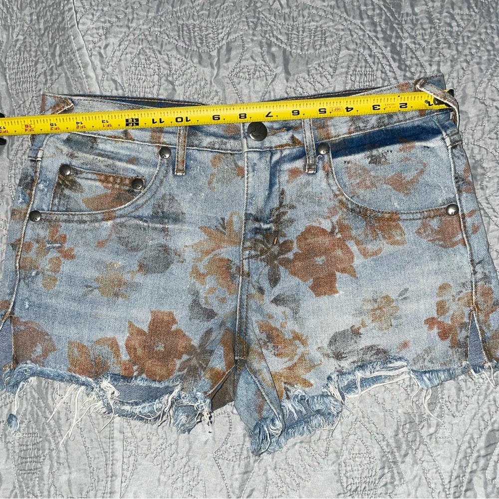 Free People Distressed Faded Floral Jean Shorts sz26